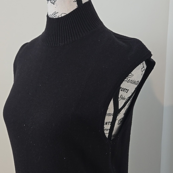 Black Sleeveless Turtleneck Sweater - Picture 3 of 6